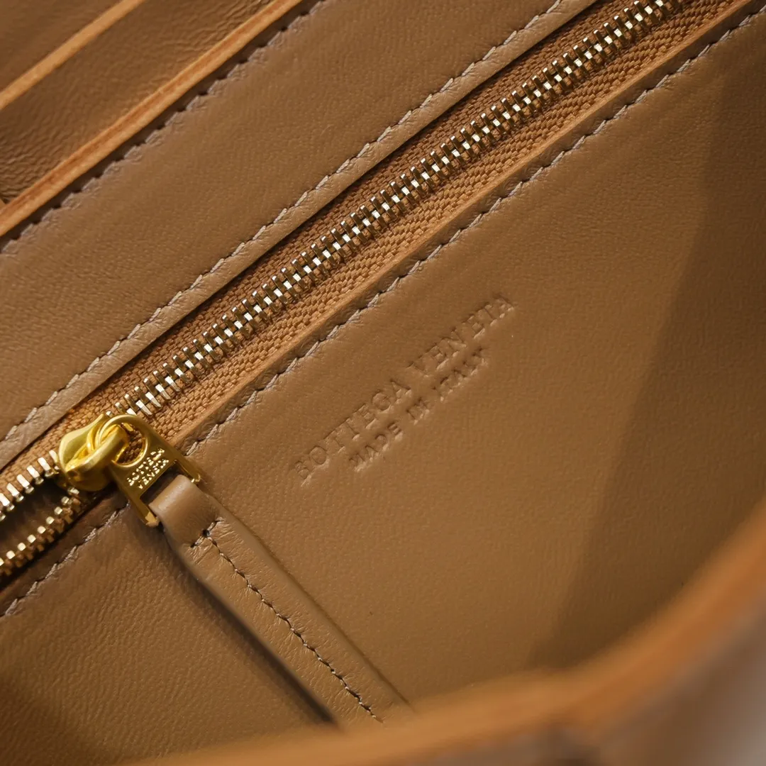 Batch 1420 Real shots 👇BV Cassette’s trendy design is earth-shakingly beautiful. The handsome style with flamboyant personality has completely changed the dull style of the past. Beauty is a topic that women can never refuse. Walking on the streets of Milan, you can see her figure everywhere. It is called tofu bag, original sheepskin: the key point is that both men and women can control it, and has become a big celebrity in the fashion circle. Size 23*15*5 [6687#] caramel